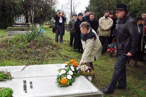 Kókai Mernyák Melinda és Lackovics Károly virágot helyez el Harkai Imre sírjára