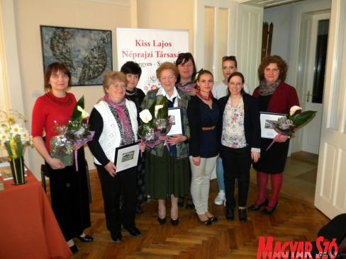 A Kiss Lajos Társaság díjazottjai az elnök asszony társaságában (kép: Benedek Miklós)