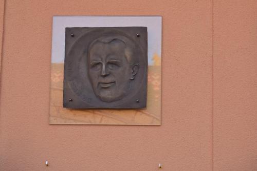 Dr. Kiss Lajos zombori emléktábláját a topolyai származású Dudás Sándor szobrászművész készítette